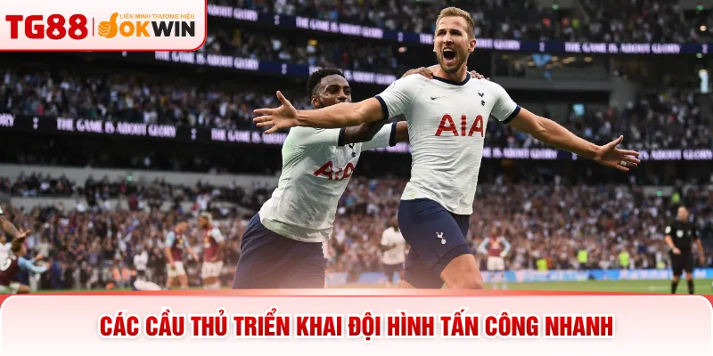 Các cầu thủ triển khai đội hình tấn công nhanh