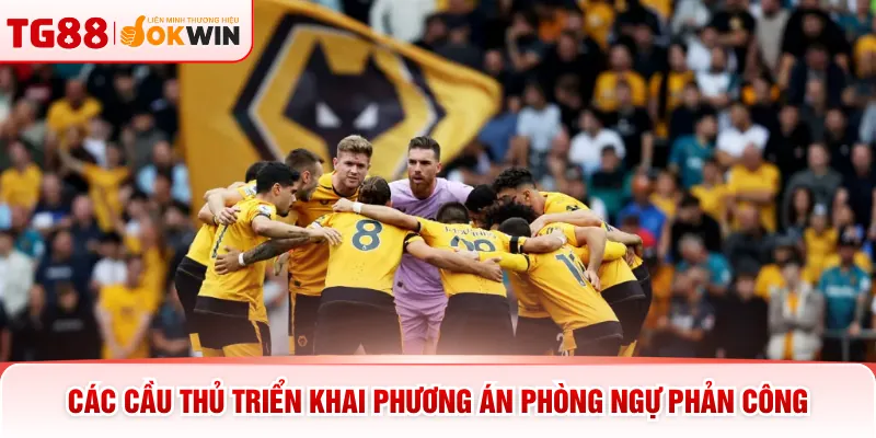 Các cầu thủ triển khai phương án phòng ngự phản công