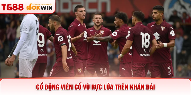 Cổ động viên cổ vũ rực lửa trên khán đài