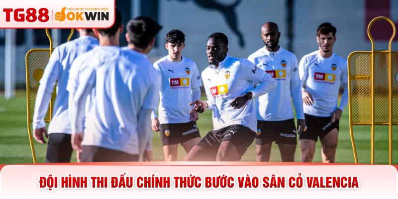 Đội hình thi đấu chính thức bước vào sân cỏ Valencia